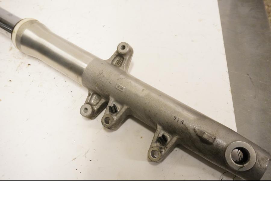 Vänster sida på Gaffelben från en Triumph Rocket III -2011 motorcykel.