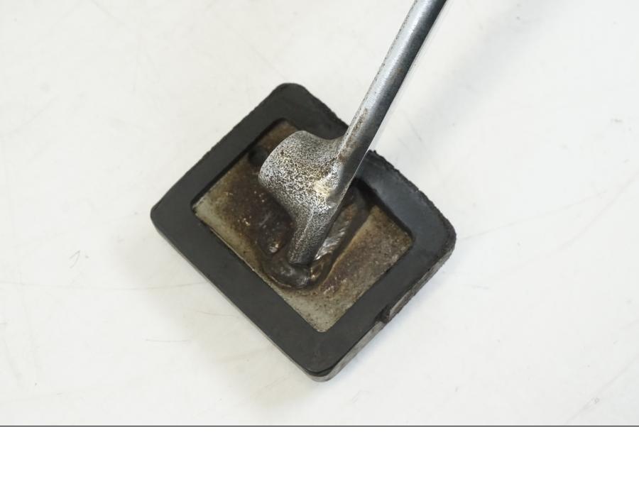 Extrabild3 på Fotpinnefäste från en Kawasaki VN 800 -2000 motorcykel.