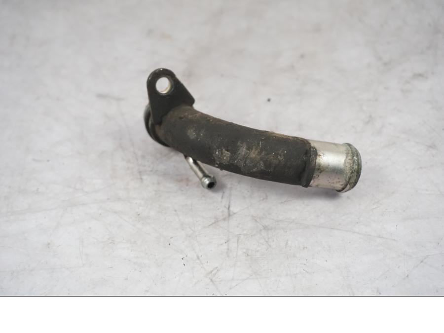 Vänster sida på Vattenrör från en Triumph Tiger Explorer -2016 motorcykel.