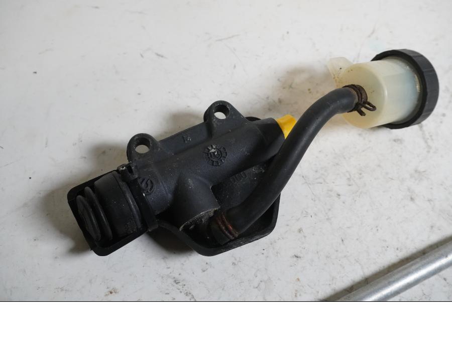 Baksidan på Bromshuvudcylinder från en KTM 640 SM -2003 motorcykel.