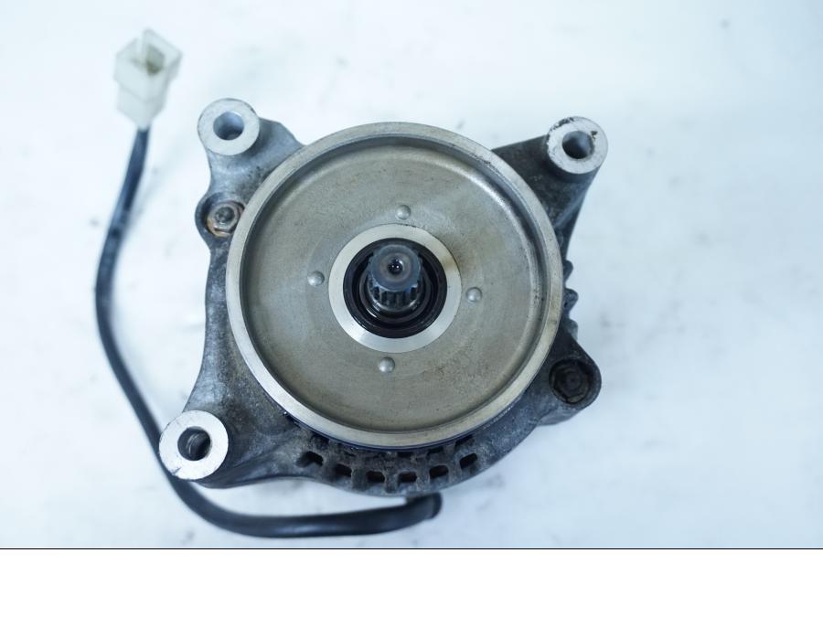 Snett uppifrån på Generator från en Yamaha YZF 1000 R -1997 motorcykel.