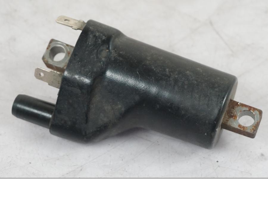 Snett nerifrån på Tändspole från en Suzuki SV 650 -1999 motorcykel.