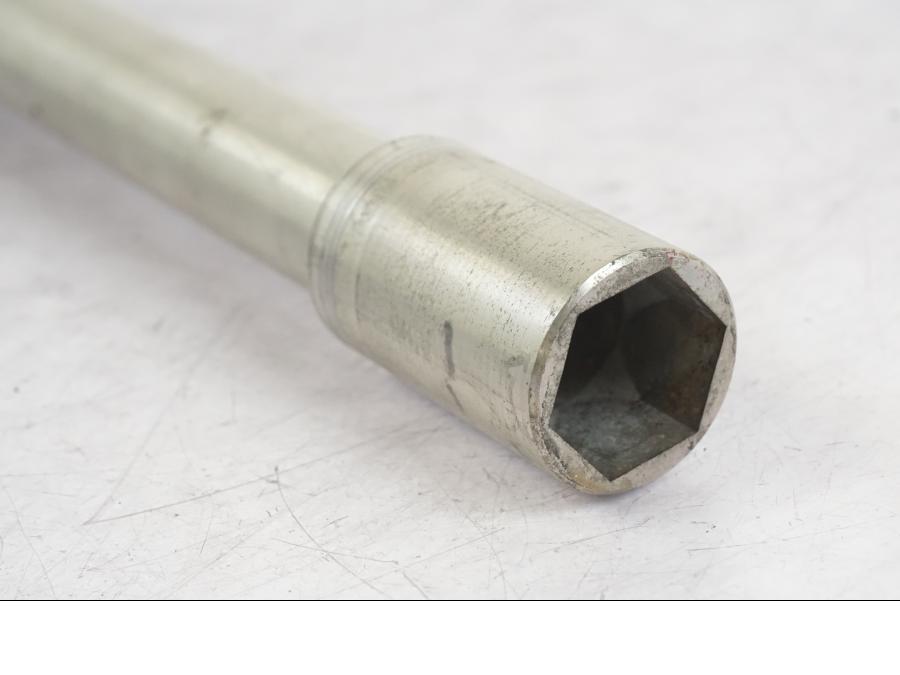 Höger sida på Axel från en Suzuki GSX-R 750 -2006 motorcykel.