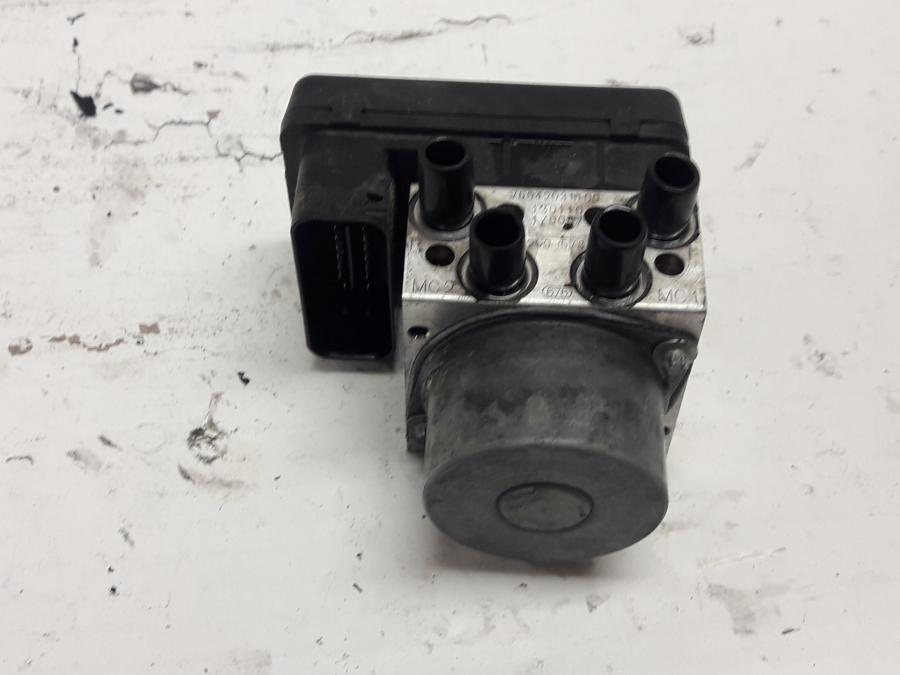 Framsidan på ABS Modulator från en KTM 690 Duke -2013 motorcykel.