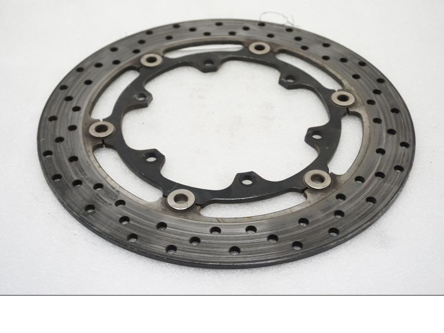 Baksidan på Bromsskiva från en Yamaha TDM 900 -2002 motorcykel.