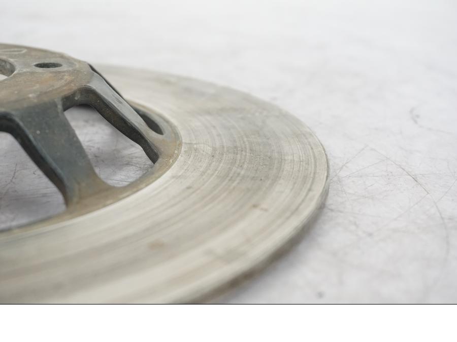 Vänster sida på Bromsskiva från en Honda CX 500 -1982 motorcykel.