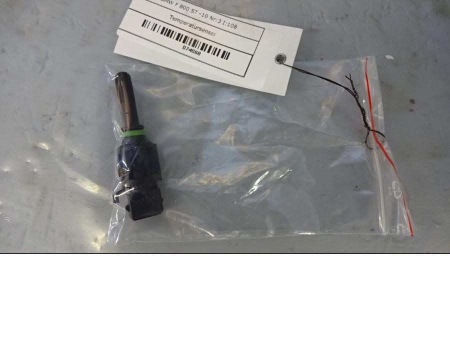 Framsidan på Temperatursensor från en BMW F 800 ST -2010 motorcykel.