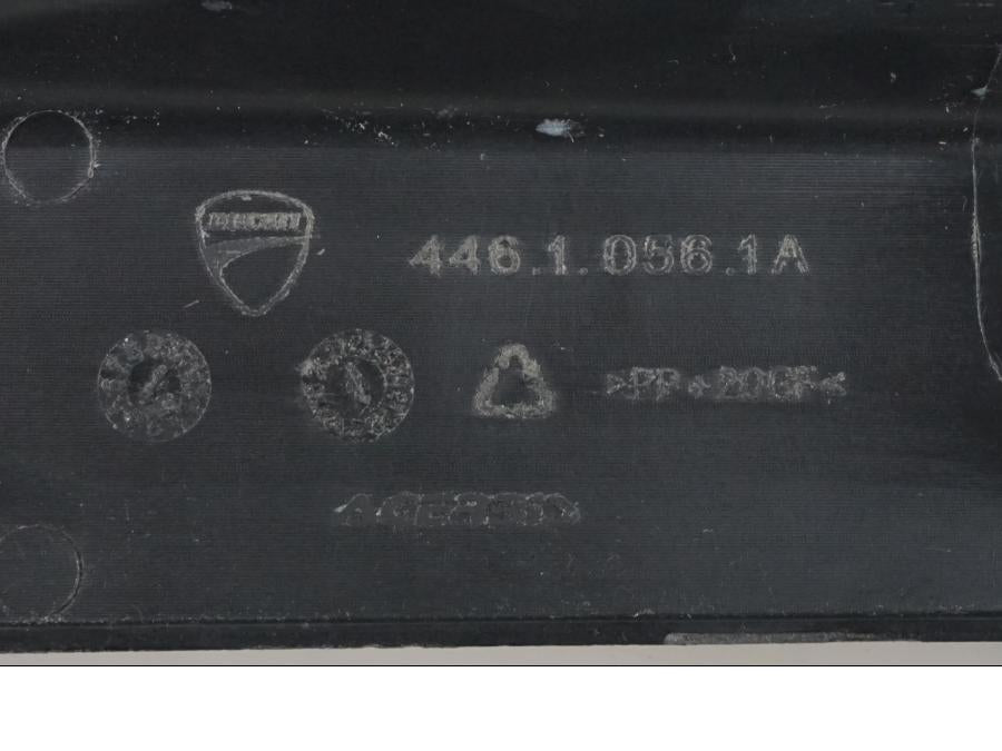 Höger sida på Kedjeskydd från en Ducati Desert X -2022 motorcykel.