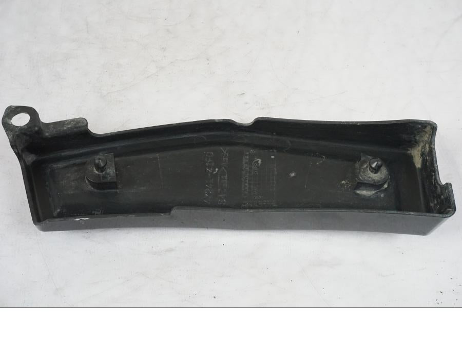 Vänster sida på Ramplast från en Suzuki VL 800 -2002 motorcykel.