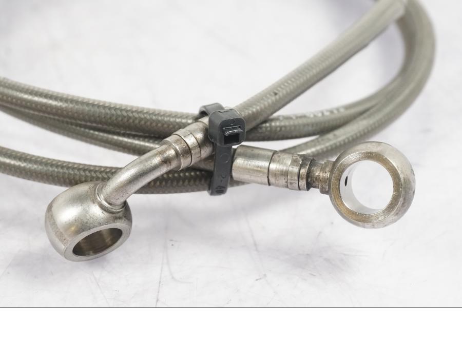 Snett nerifrån på Kopplingsledning från en BMW R 1200 GS -2005 motorcykel.