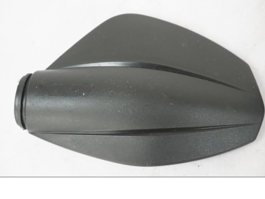 Snett nerifrån på Backspegel från en KTM 690 Duke -2015 motorcykel.