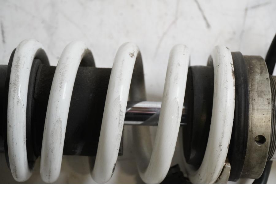 Snett uppifrån på Stötdämpare från en BMW K 1200 R Sport -2007 motorcykel.