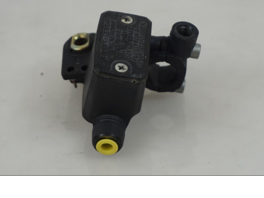 Vänster sida på Bromshuvudcylinder från en Aprilia Pegaso 650 -1997 motorcykel.