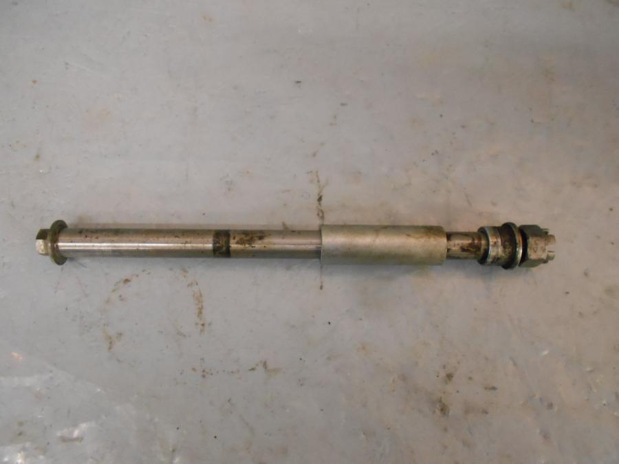 Framsidan på Axel från en Kawasaki VN 1600 Mean Streak -2007 motorcykel.