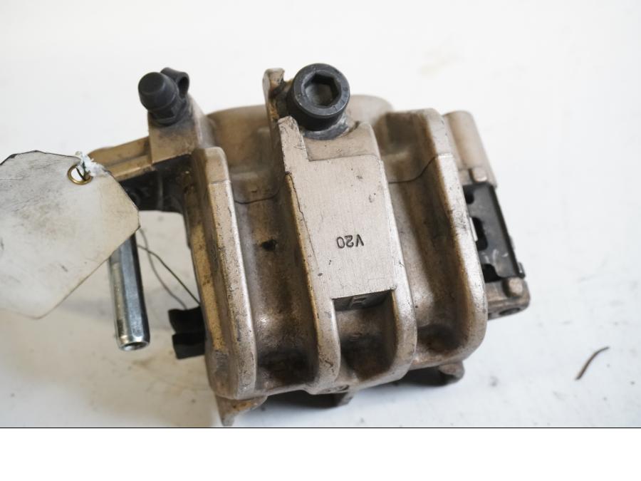 Baksidan på <p>Bromsok höger fram från Honda VFR 750 F 1990.</p>
<p>Okej skick.</p> motorcykel.