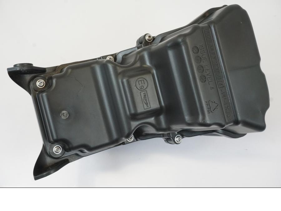 Snett nerifrån på Luftburk från en Triumph Trident -2021 motorcykel.