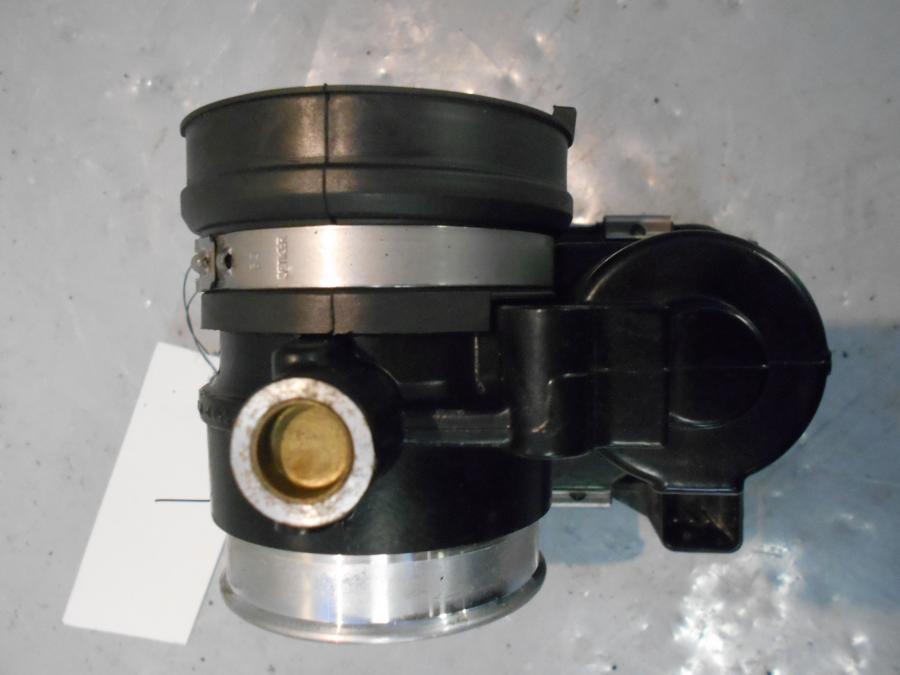 Snett uppifrån på Spjällhus från en BMW R 1200 RS -2016 motorcykel.