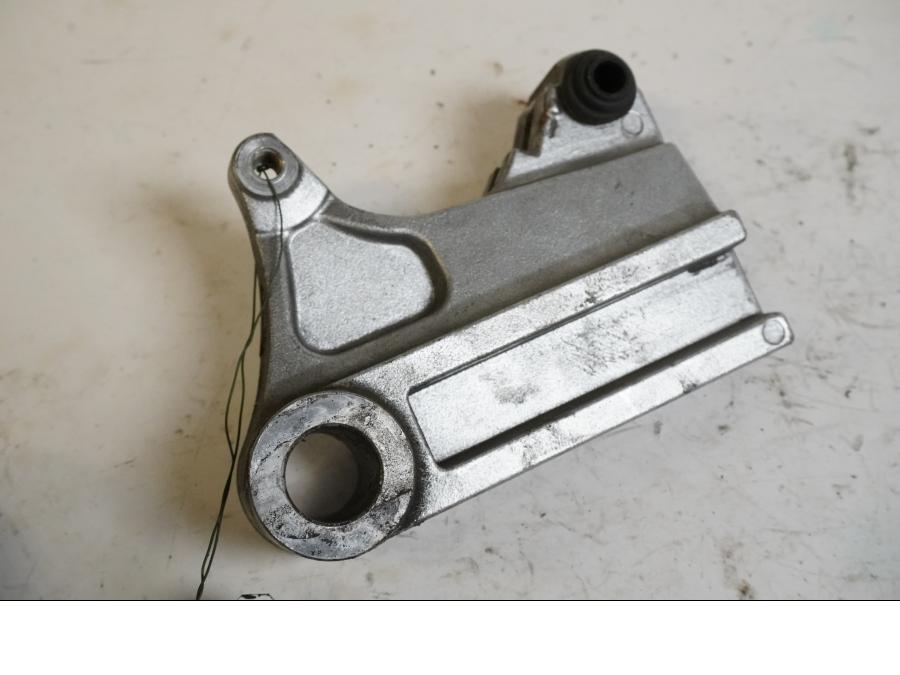 Baksidan på Bromsoksfäste från en Triumph Daytona 650 -2005 motorcykel.