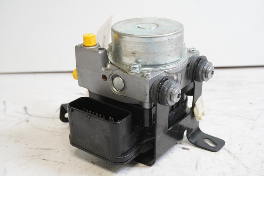 Baksidan på ABS Modulator från en Triumph Tiger -2012 motorcykel.