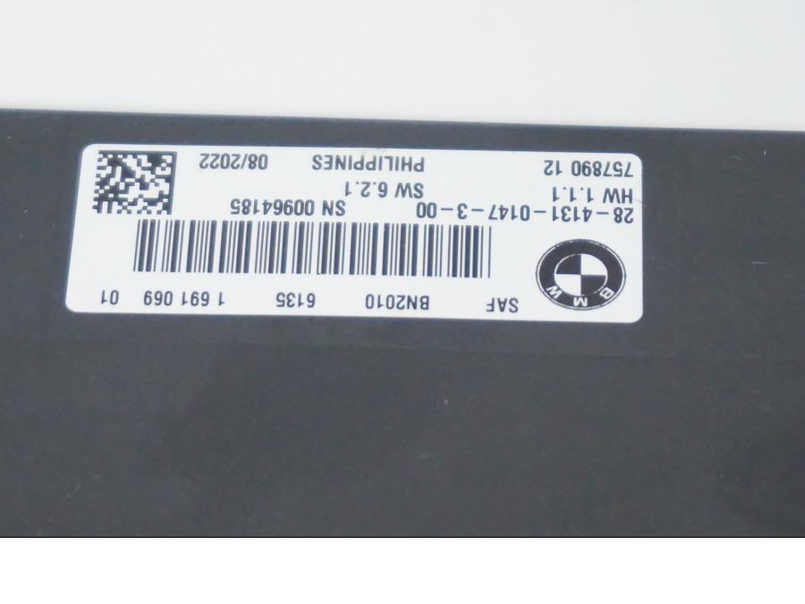 Snett nerifrån på ESA Control Unit från en BMW R 1250 GS -2022 motorcykel.