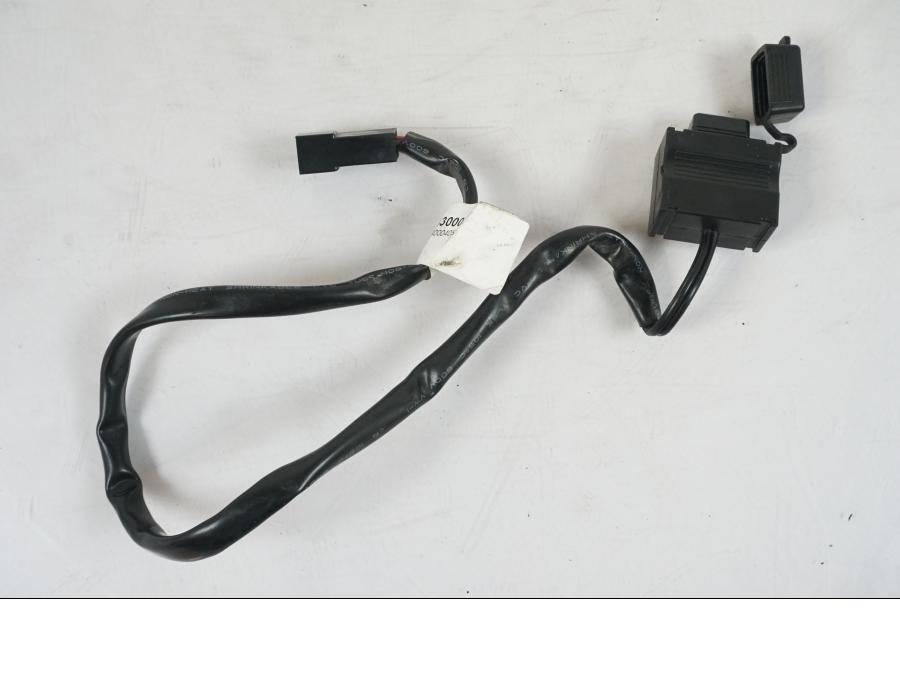 Snett nerifrån på USB-uttag från en KTM 1290 Super Duke R -2018 motorcykel.