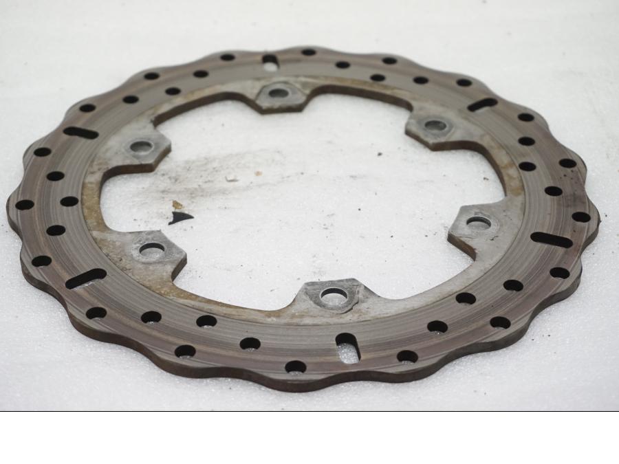 Baksidan på Bromsskiva från en Suzuki GSX 1300 BK -2008 motorcykel.