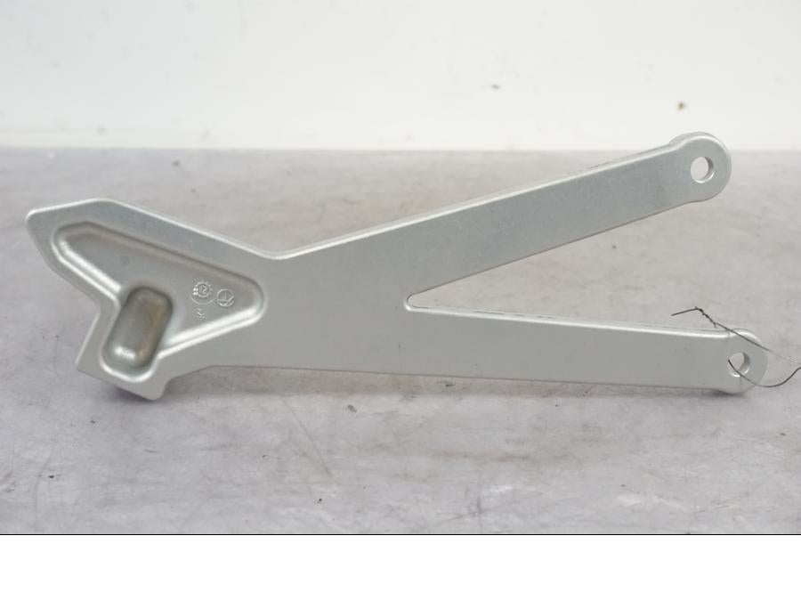 Höger sida på Fotpinnefäste från en KTM 690 Enduro -2023 motorcykel.