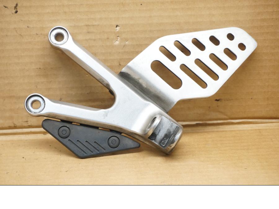 Framsidan på Fotpinnefäste från en Yamaha YZF R6 -2008 motorcykel.