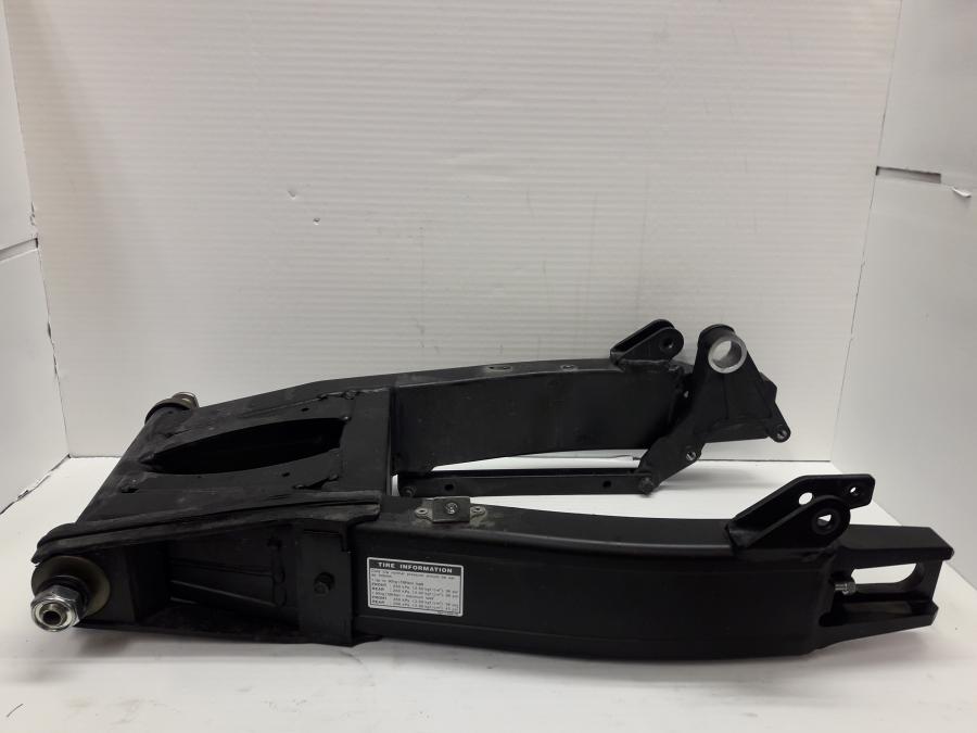 Vänster sida på Sving från en Yamaha XJR 1300 -2015 motorcykel.