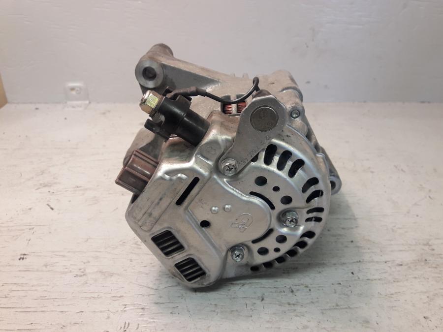 Baksidan på Generator från en BMW K 1200 S -2008 motorcykel.