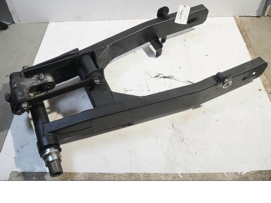 Framsidan på <p>Svin från Kawasaki Z 800 ABS 2014.</p>
<p>Ink sving axel och stötdämparlänkage,</p>
<p>OBS utan kedjesträckare!</p> motorcykel.