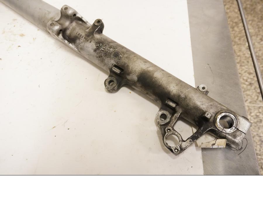 Snett uppifrån på Gaffelben från en BMW R 1100 RT -2000 motorcykel.