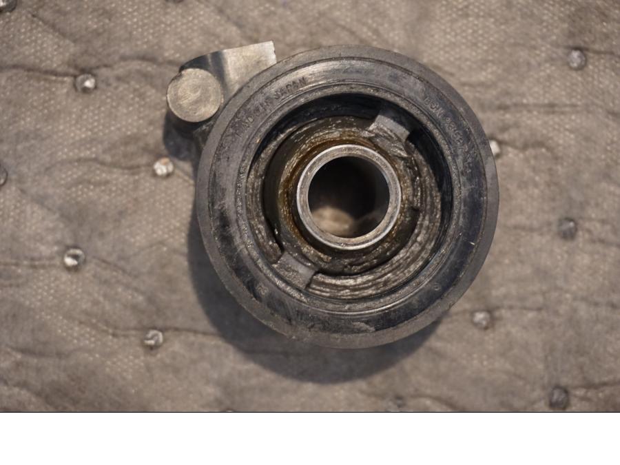 Baksidan på Hastighetsdrivning från en Suzuki DR 650 -1997 motorcykel.