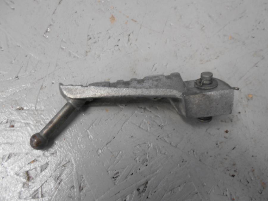 Baksidan på Fotpinne från en Yamaha YZF-R 125 -2009 motorcykel.