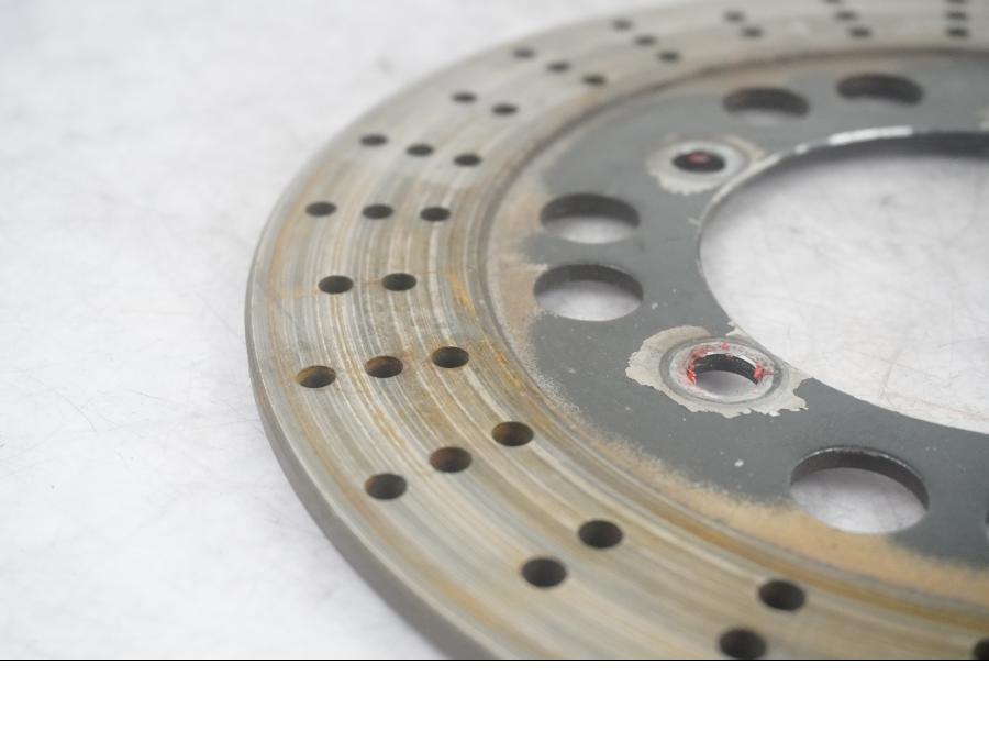 Vänster sida på Bromsskiva från en Kawasaki ZZR 1200 -2002 motorcykel.