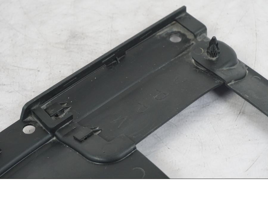 Snett nerifrån på Undertail från en Yamaha MT-09 -2020 motorcykel.