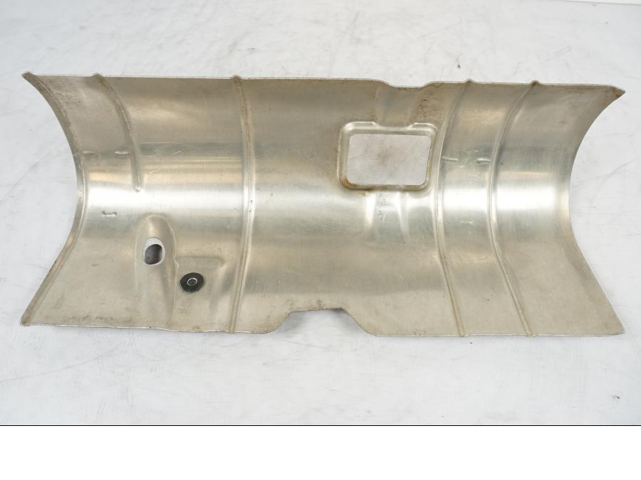 Snett nerifrån på Värmeskydd från en Suzuki LTA 750 XP E -2009 motorcykel.