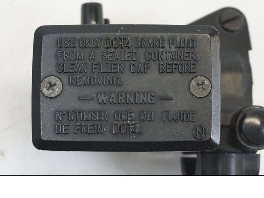 Extrabild2 på Bromshuvudcylinder från en Kawasaki ZX-12R -2000 motorcykel.