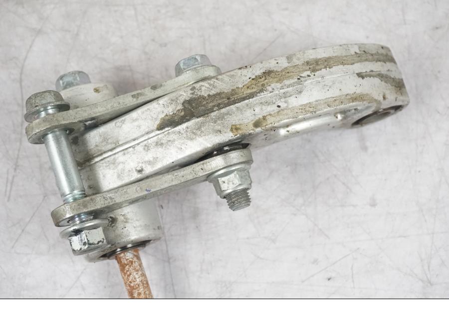 Snett nerifrån på Stötdämparlänkage från en Yamaha MT-09 -2016 motorcykel.