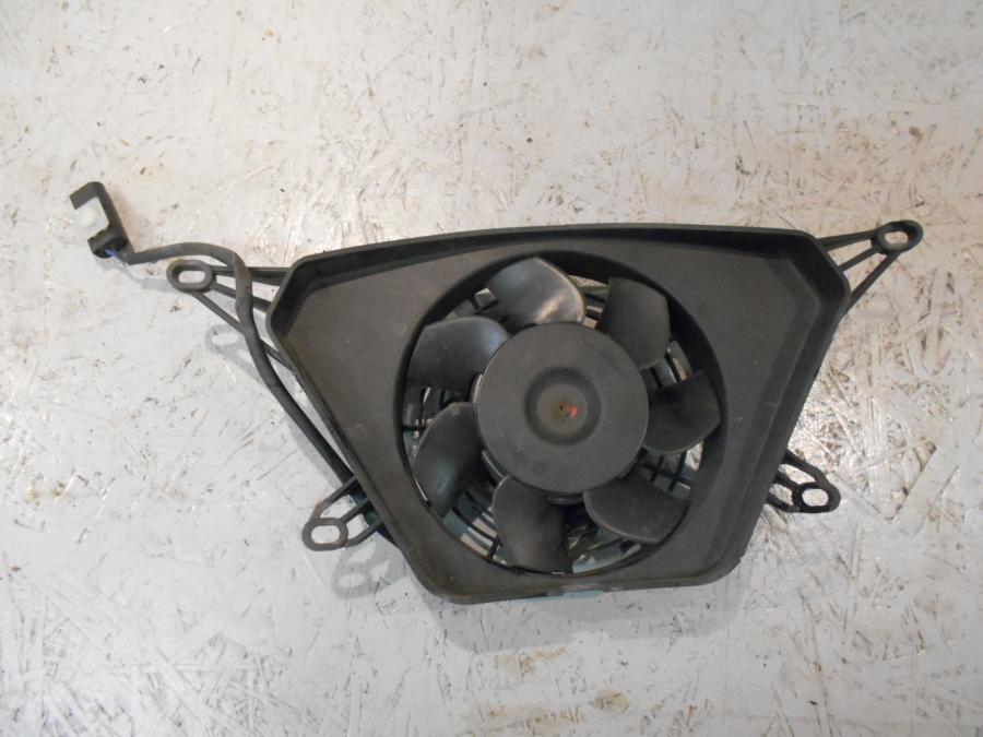 Baksidan på Vattenkylfläkt från en BMW K 1300 R -2009 motorcykel.