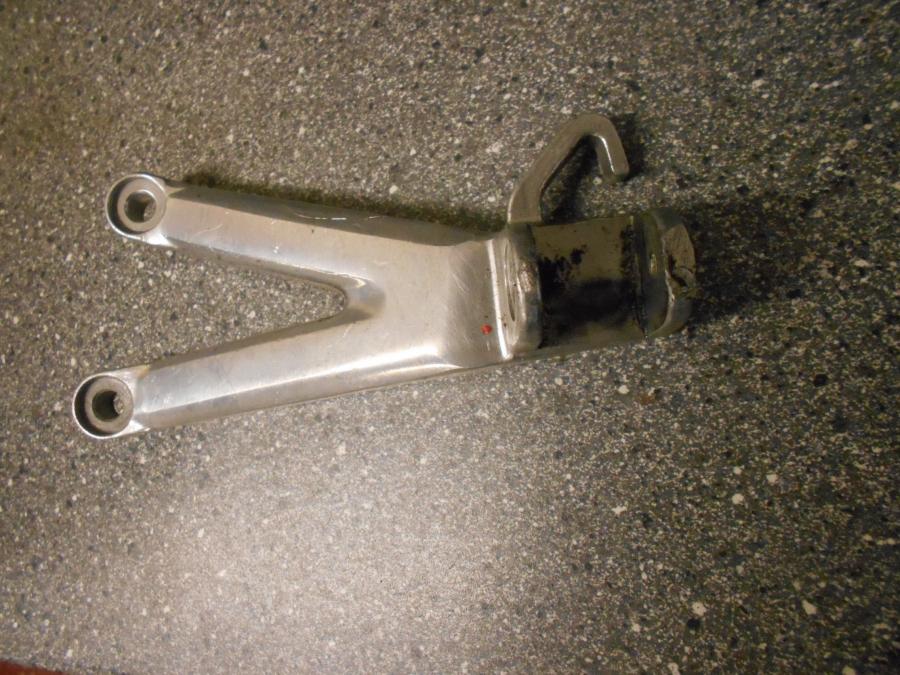 Baksidan på Fotpinnefäste från en Yamaha YZF R6 -1999 motorcykel.