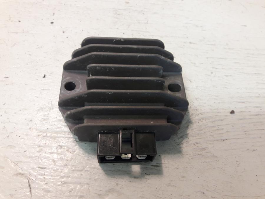 Framsidan på Likriktare från en Aprilia RS 125 -2017 motorcykel.