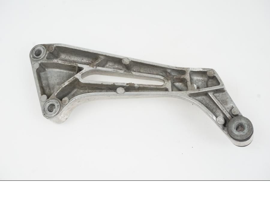 Baksidan på Fotpinnefäste från en Aprilia Tuono V4R -2016 motorcykel.