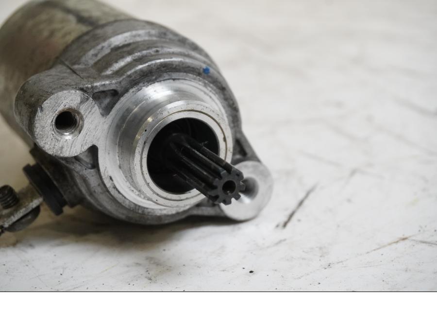 Baksidan på Startmotor från en Yamaha YZF-R 125 -2008 motorcykel.