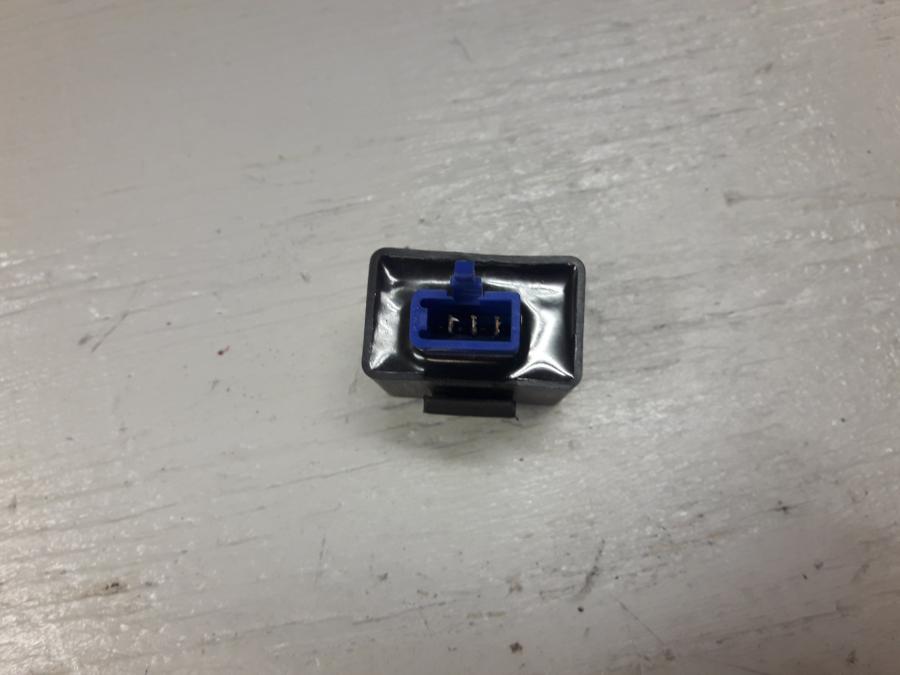 Baksidan på Blinkersrelä från en KTM 125 Duke -2017 motorcykel.