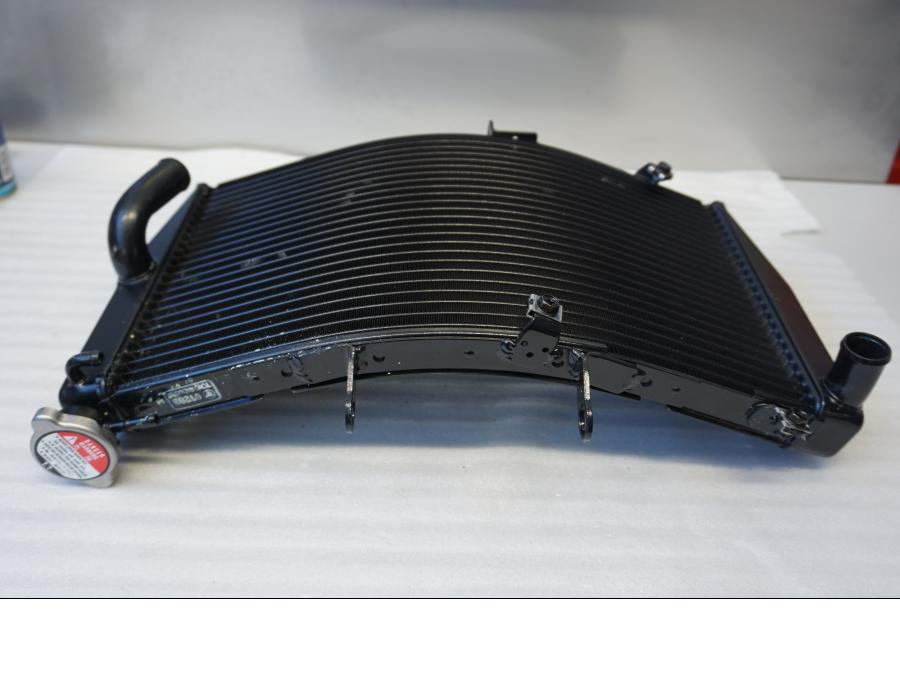 Höger sida på Vattenkyl från en Honda CBR 600 RR -2004 motorcykel.