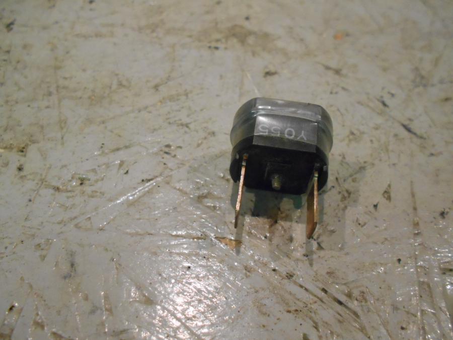 Baksidan på Relä från en Suzuki VS 750 Intruder -1986 motorcykel.