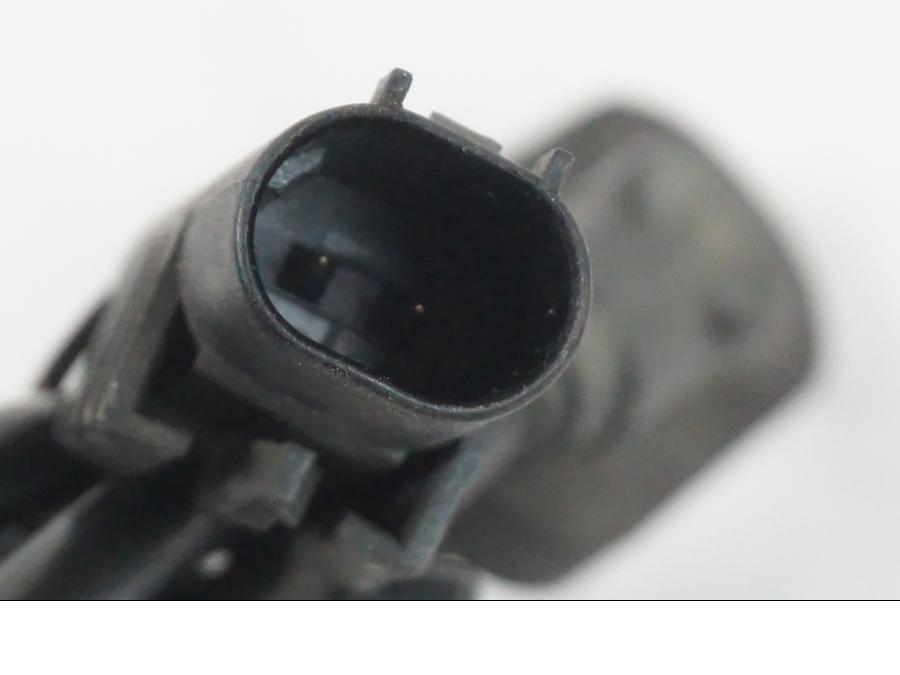 Snett nerifrån på ABS givare från en Kawasaki ER-6F -2010 motorcykel.