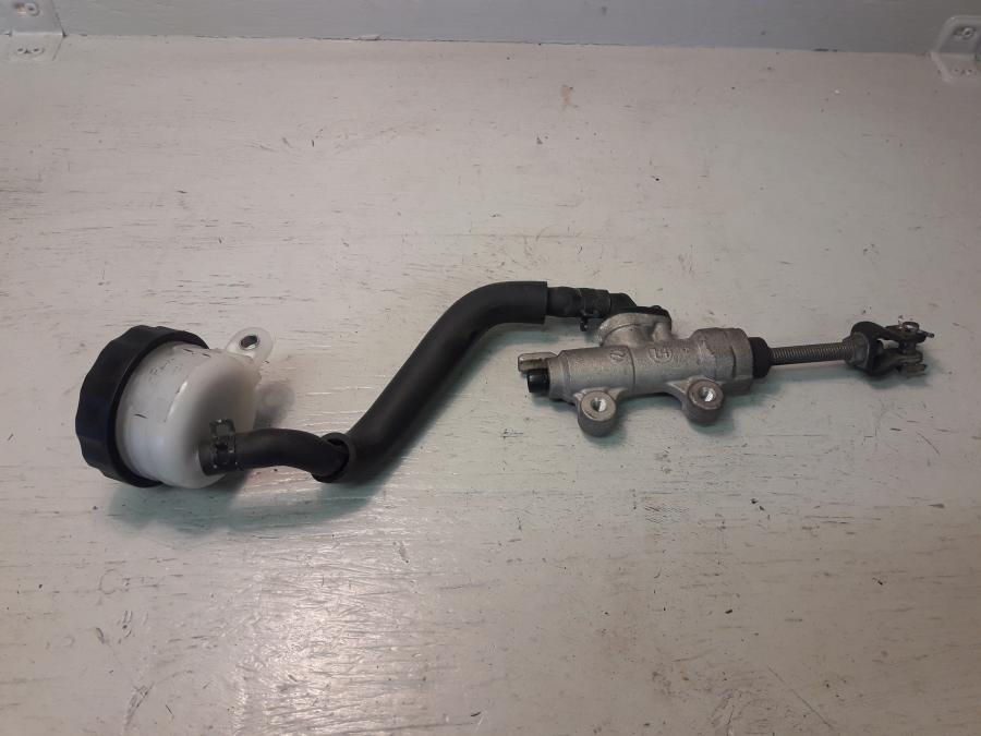 Framsidan på Bromshuvudcylinder från en Honda CBR 600 -1999 motorcykel.