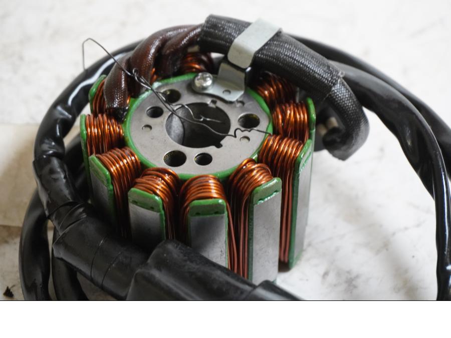 Baksidan på Generator från en Yamaha FZ-8 -2011 motorcykel.